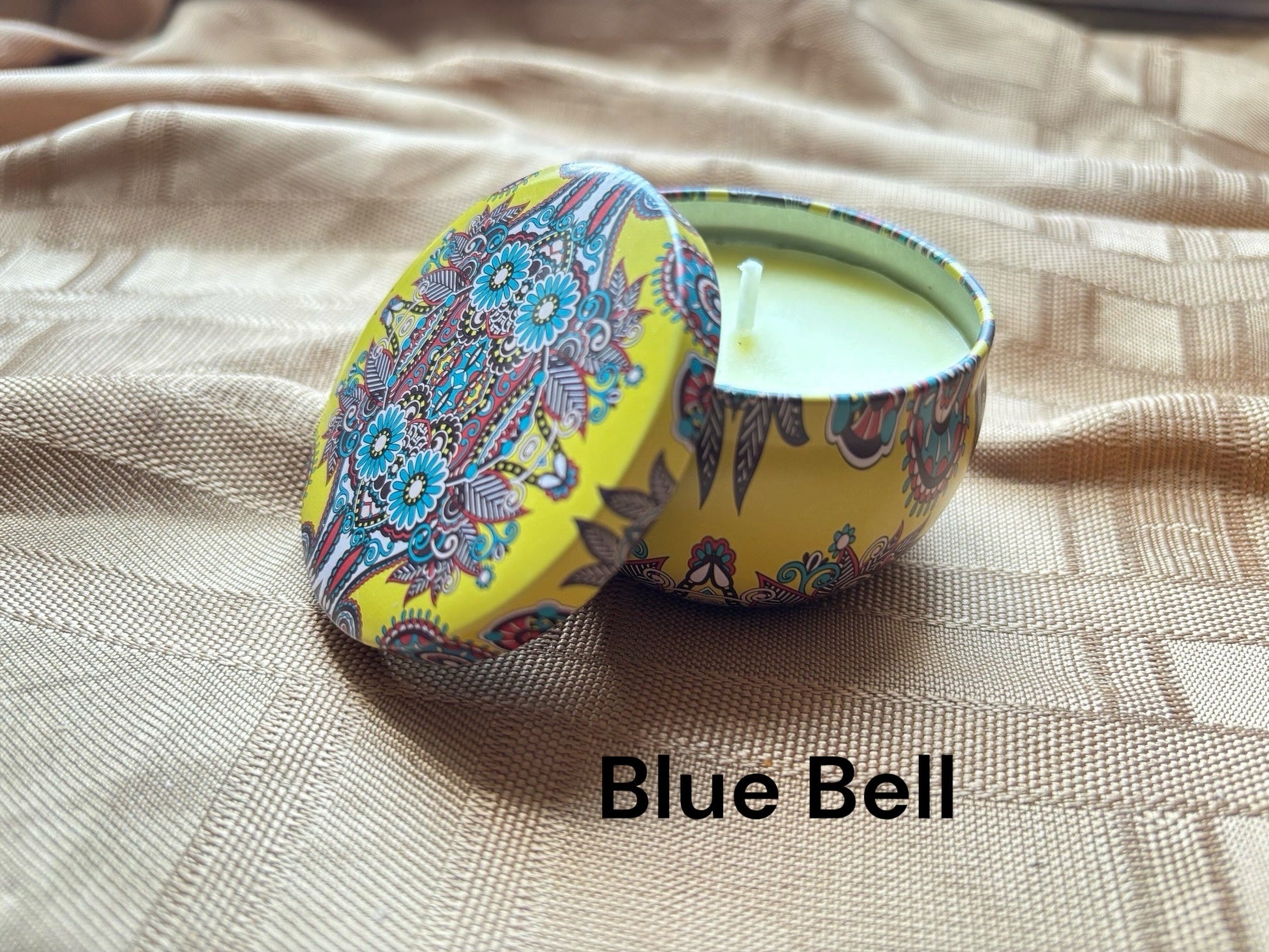 Floral scented mosaic candle encassed in a stunning vibrant tin. It blends striking visual artistry with a premium fragrance experience! 
